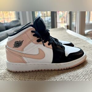 Nike youth air Jordan pink white black youth 4.5 excellent condition